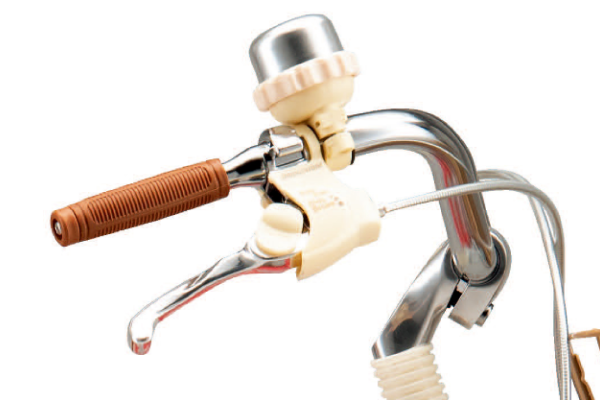 お子様の小さな手でもしっかりとブレーキレバーが握れるように設計。