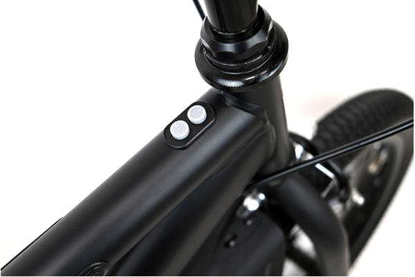 電源とモードボタンがハンドル付近にあるのでいつでも簡単にオンオフとひかり方の変更が可能。車体の虹色ライトはスイッチの切り忘れ＆電池の節約の視点から、点灯後10分で自動的に消えるオートオフ機能つき。