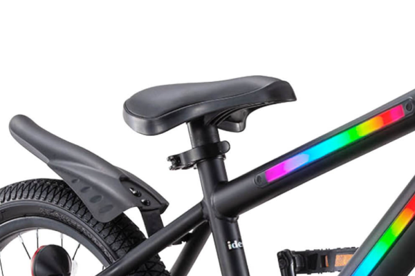 指で押すと跳ね返す、程よい弾力のスマートサドルを採用。「お尻が痛くなる」「足の間が擦れて気になる」といった、お子様が感じやすいストレスを軽減。また工具なしでサドルの高さをカンタンに上げ下げできるから、長く乗ることができます。