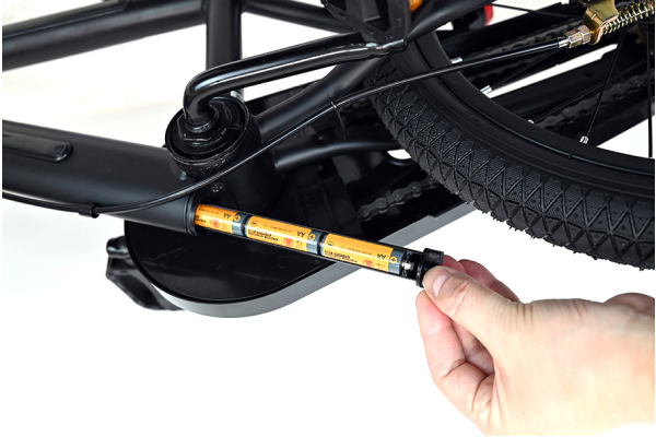 電源はアルカリ乾電池単三型3本になります。工具不要で電池ボックスを回す事で取り付け交換が可能です。※電池は付属していません。