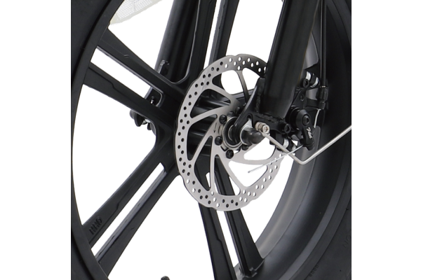 効きの良さとコントロール性が高いディスクブレーキを搭載。安心して停止することができます。