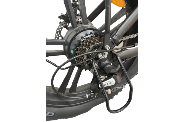 シーンによって乗り心地を調整可能なシマノ製の7段ギアを装備。漕ぎだしや登坂も楽に走行可能。