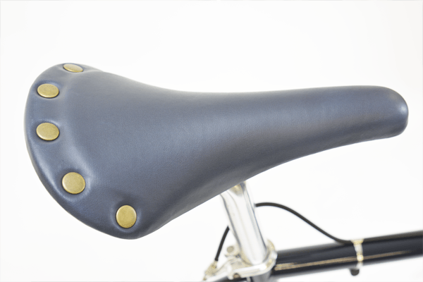乗るほどに深みが出るレザーテイストの鋲付きサドル。サドルもファッションの一部です。