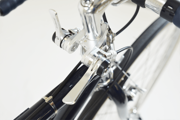 クラシックテイストのダブルシフトレバーがハンドル根本にあるため、走行中でも変速操作しやすいです。