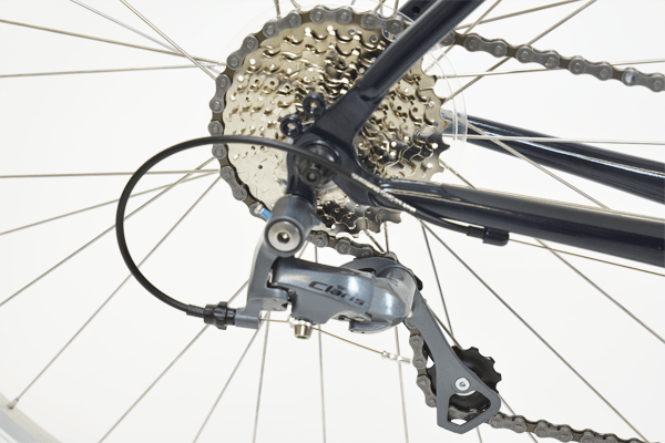 シマノ製「Claris(クラリス)」リアディレイラー搭載。確実な変速を実現します。