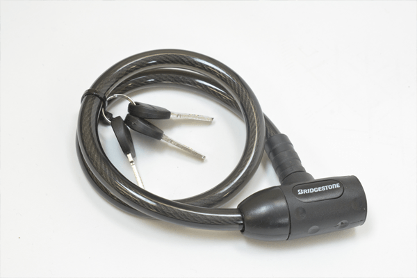 必須アイテムのカギ（ワイヤー錠）を付属！お届けからすぐご利用いただけます。