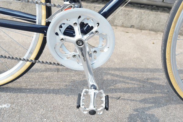 チェーン外れとパンツ裾の巻き込みを防止するガードが付いたギアクランクは、日常生活でも気軽に乗れる仕様です。