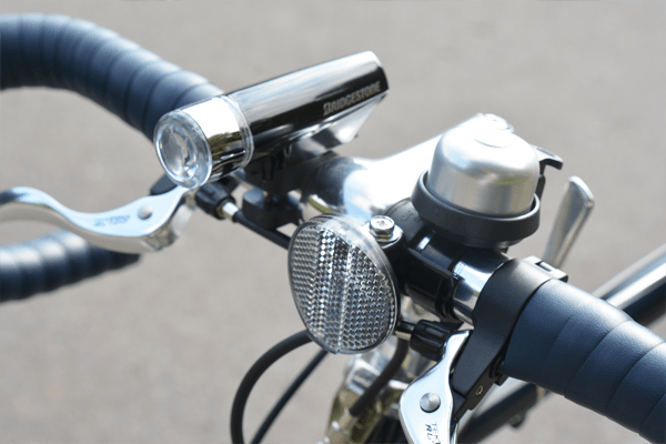 クラシカルな雰囲気を崩さない、スリムなLED電池式ライトを標準装備。