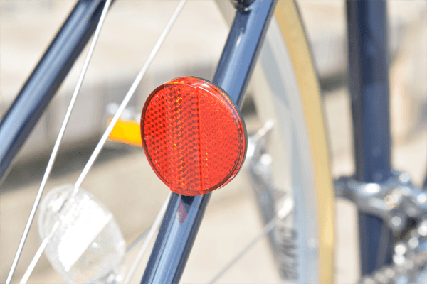 夜間の走行時に必須！反射板が標準装備。