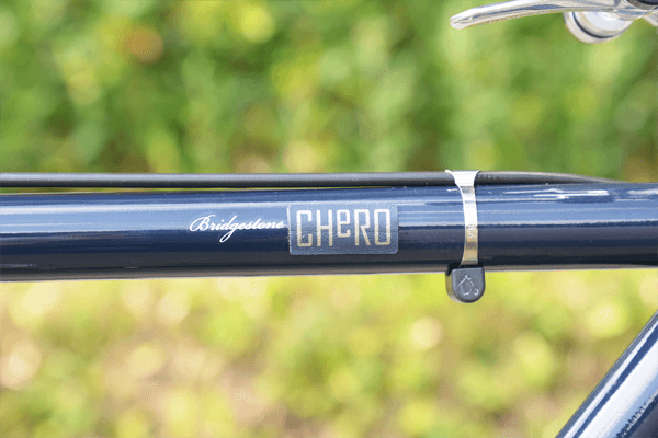 クロモリフレームにレザーテイストのCHeROのロゴがオシャレを演出。