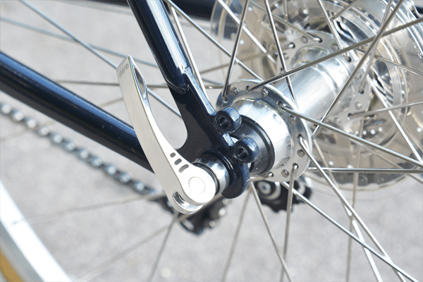 スパナなどの工具を使わずに簡単に車輪の着脱が可能。