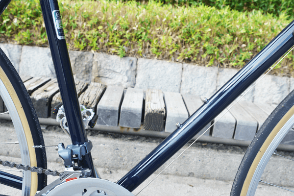 スポーツドリンク用ホルダーまたはペットボトル用ホルダーが設置可能なボトルホルダー台座付き。