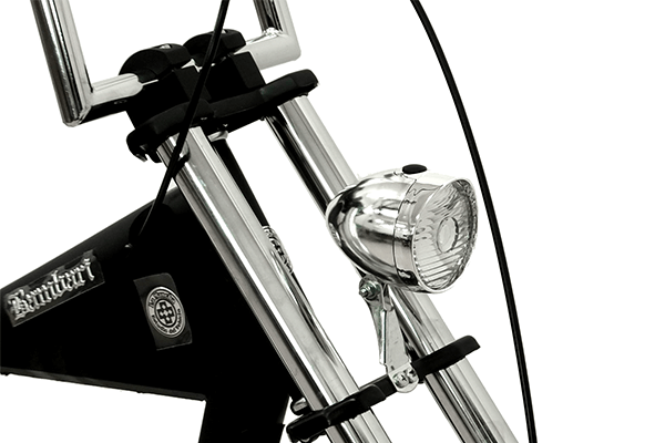 ハンドル部分に取り付けられたレトロな電池式ライト。