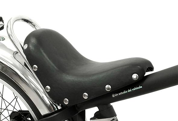 バイクのシートのようなサドルを採用。