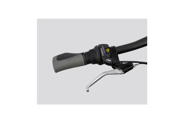 手の形になじむエルゴノミック形状のグリップは安定し疲れにくい。