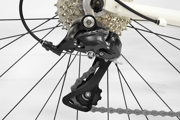 フロント2速×リア9速の外装18段変速で様々なシチュエーションに対応。