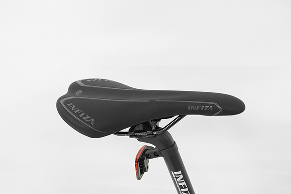 「INFIZA」ロゴの入った軽量なスポーツタイプサドル。