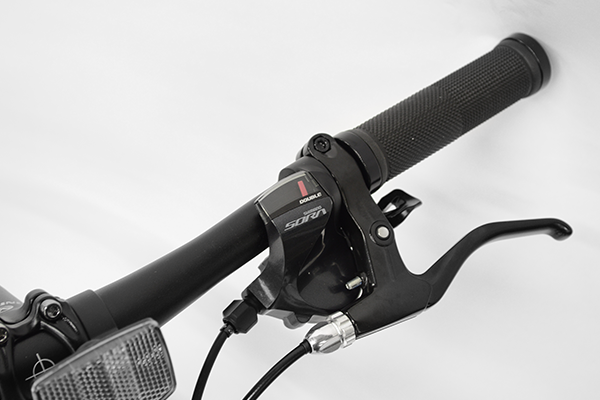 SHIMANO製「SORA SL-R3000」のシフトレバーをセレクト。クリック感のある小気味よい変速が可能。