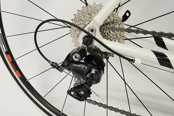 フロント2速×リア9速の外装18段変速で様々なシチュエーションに対応。