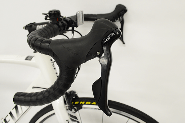 シマノ「SORA」のデュアルコントロールレバーで快適なシフティング操作を実現。