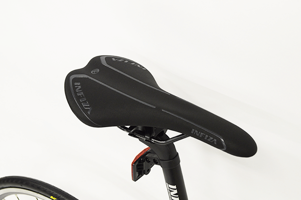 「INFIZA」ロゴの入った軽量なスポーツタイプサドル。