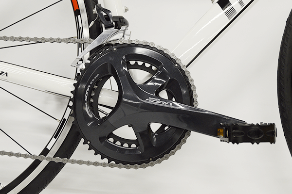 車体が引き締まるグロスブラックのシマノ「SORA」4アームクランク。