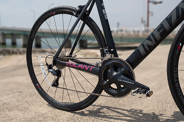 シマノの上位グレード「ULTEGRA」の新型モデル「R8000」をフルスペックで搭載。