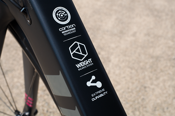 空力と軽量性のバランスを実現したフルカーボンエアロフレーム。