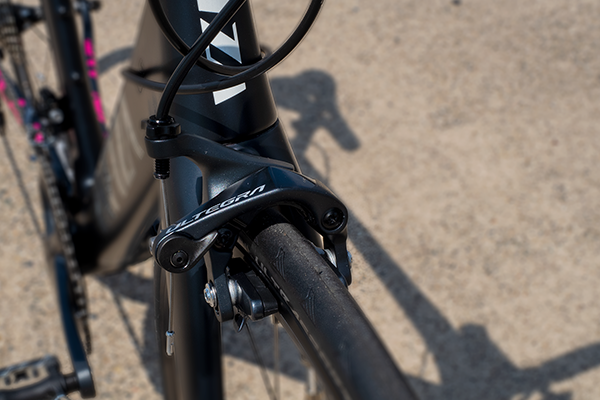 ボディ剛性が高く確実な制動力を発揮する「ULTEGRA」のブレーキ。