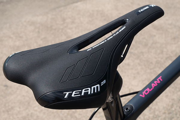 適度なしなりのある穴あきタイプを採用。