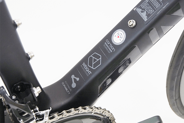 空力と軽量性のバランスを実現したカムテール形状のフレームデザイン。