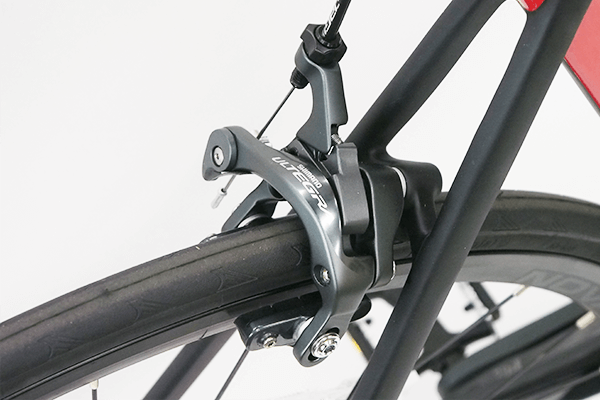 ボディ剛性が高く確実な制動力を発揮する「ULTEGRA」のブレーキ。