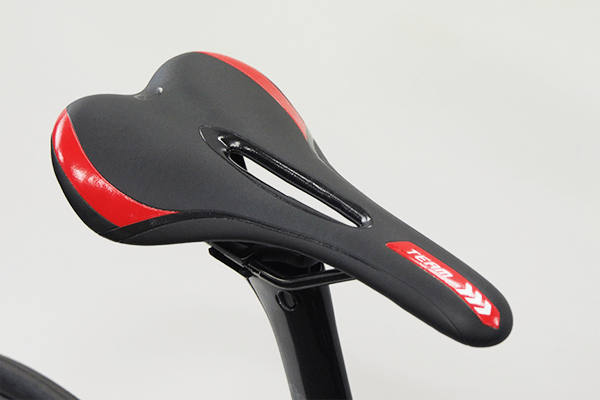 適度なしなりのある穴あきタイプを採用。