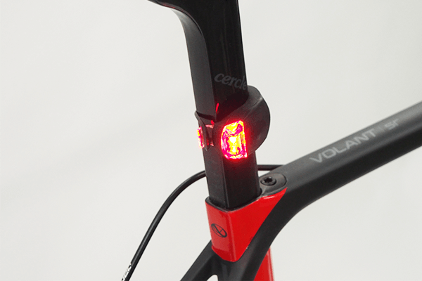 エアロ形状のフレームにも装備可能なゴムバンドタイプのライトが付属します。