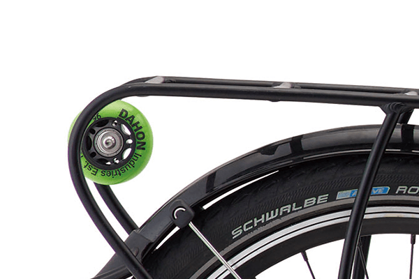 リアキャリアにガイドホイール内臓で、折りたたみ後も押して移動でき便利です。