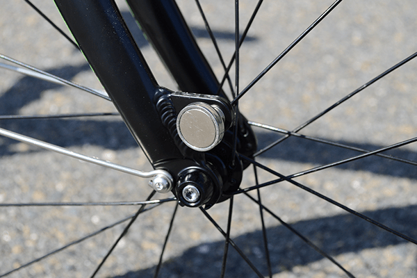 磁石が付いているので折りたたんだときにベルト等が必要ありません。