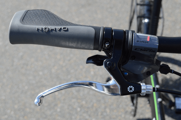 手へのフィット感がたまらない、グリップ。変速は指先で簡単にギアを変更できるシマノ製変速機を搭載。