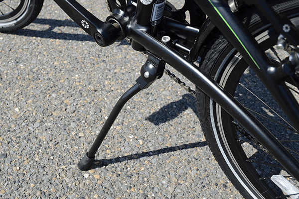 停車時に必須の片足スタンドを標準装備。折りたたんだときも邪魔になりません。