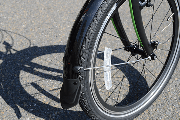 普段使いには必須の泥除け。路面が濡れていても安心して走行可能。