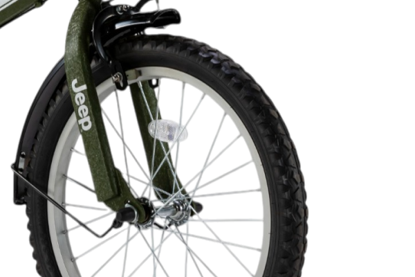 Jeepらしいゴツゴツとしたブロックタイヤを装着。