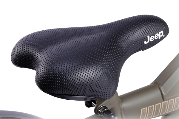 フワフワで乗り心地の良いブランドロゴ入りサドル。