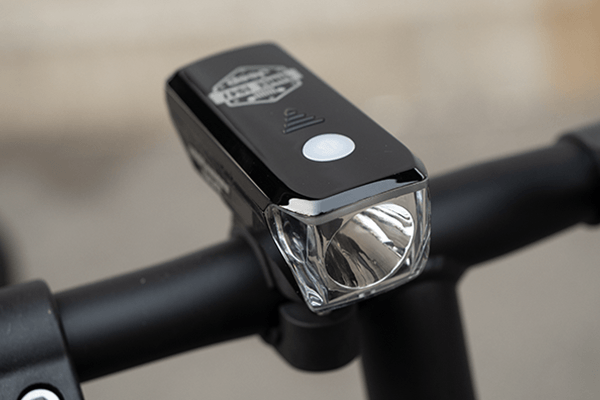 LED電池式ライトを標準装備。暗い夜道も安心です。