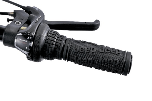 Jeepのロゴがデザインされたグリップ。滑り止めの役割にもなります。