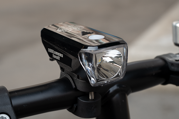 LED電池式ライトが標準装備されているので夜道も安心です。