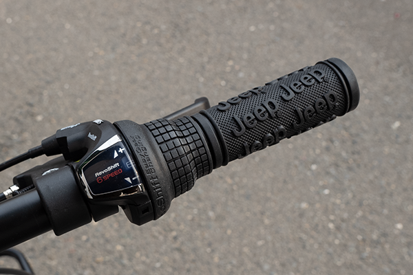 Jeepのロゴがデザインされたグリップ。滑り止めの役割にもなります。