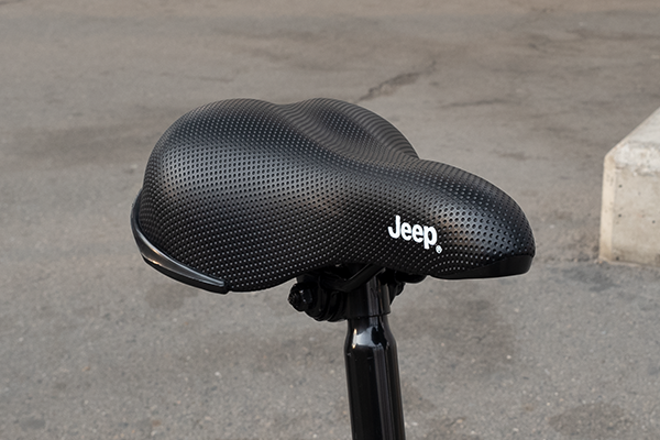 パンチングのエンボス加工を施してあり、快適な乗り心地に。