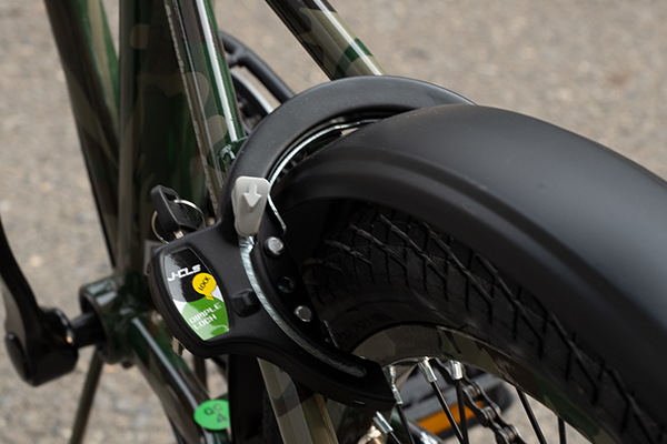 大切な自転車を守る為に、簡単ロック・解除が可能なカギを装備。