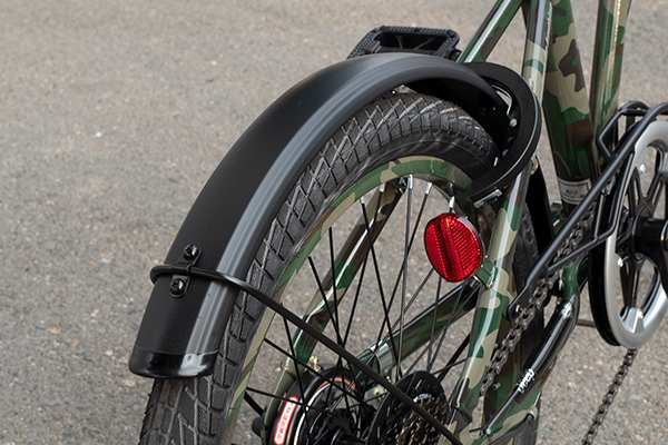 普段使いには必須の泥除け。路面が濡れていても安心して走行可能。