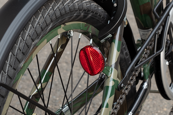 夜間の走行時に必須！反射板も標準装備。