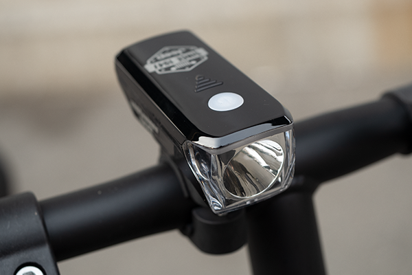 LED電池式ライトが標準装備されているので夜道も安心です。